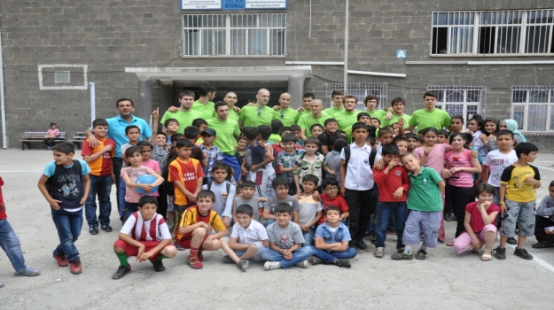 Okyanuslu Basketbolculardan Diyarbakır'da Okul Ziyareti