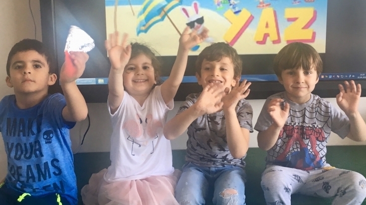 Çekmeköy  Okyanus  Koleji  Okul  Öncesi  Balıklar  Grubu  Öğrencileri  Sanat Dersinde