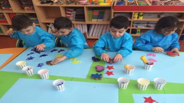 Güneşli Okul Öncesi Gökkuşağı Grubu Renkli Baskılar Yapıyor