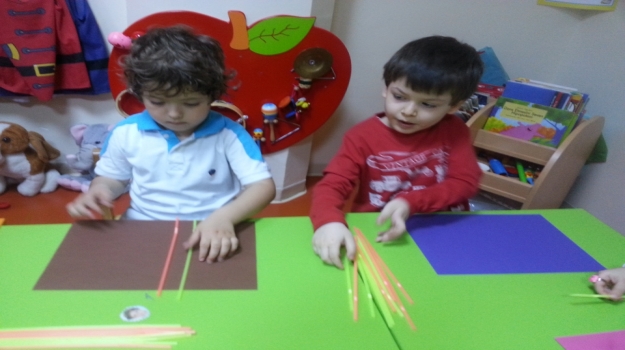 Güneşli Okyanus Koleji Okul Öncesi Çiçekler Sınıfı Pipetlerle Örüntü Yapıyor