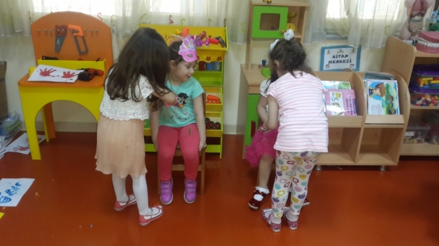 Güneşli Okyanus Okul Öncesi Balıklar Grubu Mandal Takma Oyunu Oynuyor
