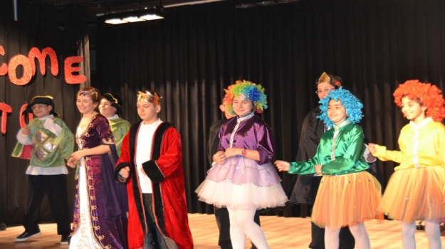 Güneşli Okyanus'ta 5. Sınıflar'ın İngilizce Funday Gösterisi