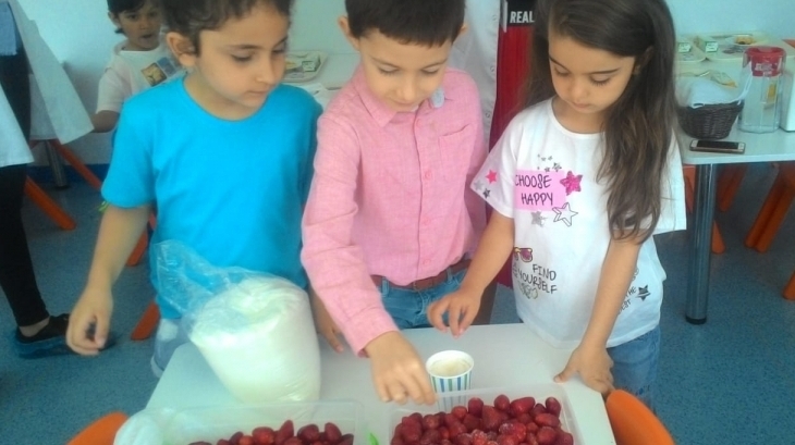 Halkalı Okul Öncesi A Grubu Öğrencileri Çilek Reçeli Yapıyor
