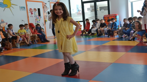 Halkalı Okyanus Koleji Okul Öncesi A Grubu Öğrencileri Anne Ve Baba Rolündeler.