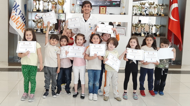 İncek Okyanus Koleji  Öğrencileri İlkokula Hazırlık Okuma Yazma  Belgelerini Aldılar.