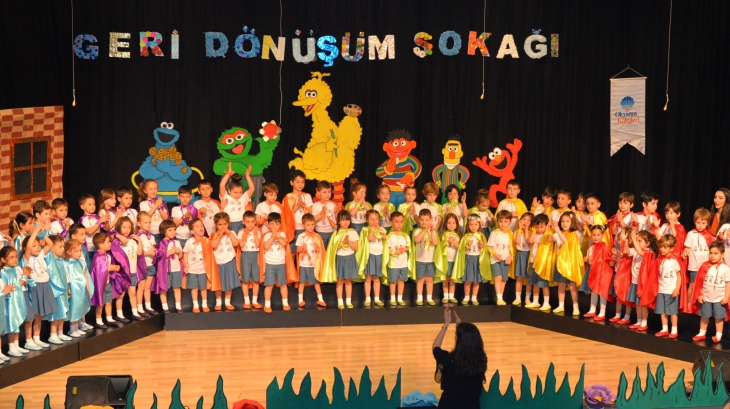 Okul Öncesi Kademesi Yılsonu Yetenek Sunumu Gösterisinde Yıl Boyunca Öğrendiği Ve Geliştirdiği Yeteneklerini Sundu.