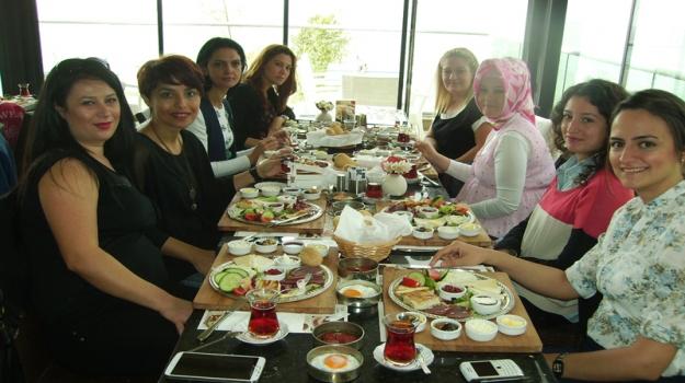 1. Sınıf Öğrenci ve Velileri Kahvaltıda Buluştu