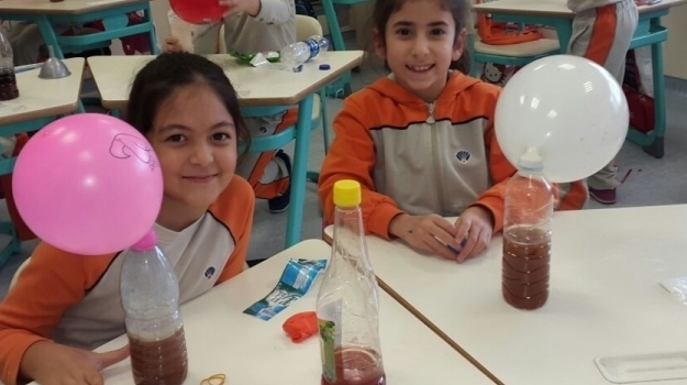 3E Sınıfı Fen Bilimleri Dersini Deneylerle Öğreniyor
