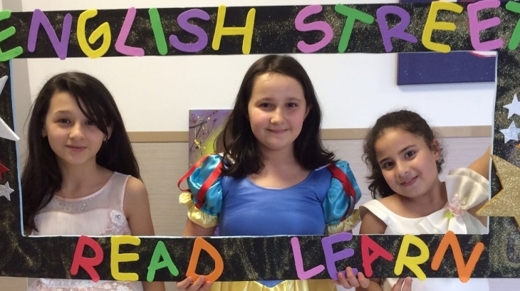 5. Sınıf öğrencileri Masallar Diyarında Yolculuğa Çıktıkları “English Street” Etkinliğinde Buluştu