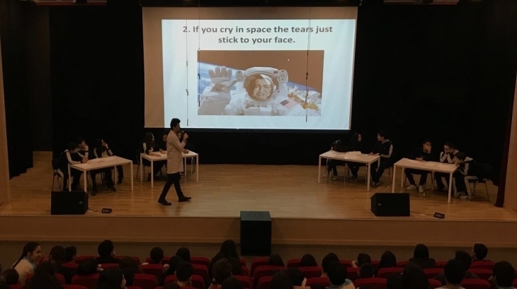 9. Sınıf Öğrencileri İngilizce Genel Kültür Şovunda