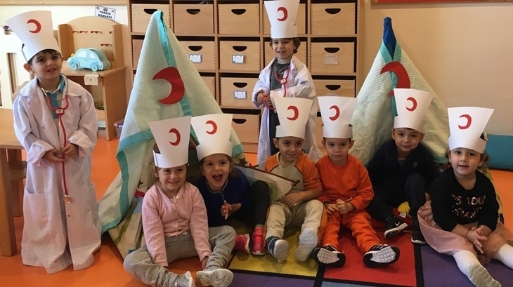  Kemerburgaz Okyanus Koleji Çiçekler Grubu  Kızılay Haftasını kutladılar.