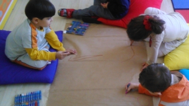 Adana Okyanus Koleji Çiçekler Grubu Resim Dersinde
