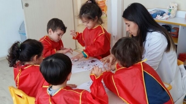 Adana Okyanus Koleji Çiçekler Grubu Sanat etkinliğinde