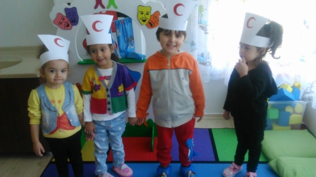 Adana Okyanus Koleji Çiçekleri  Kızılay Haftasını Kutladı