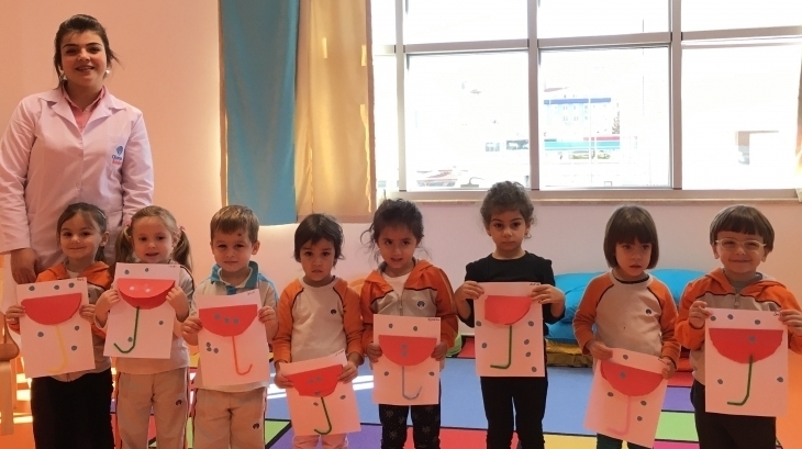 Okul Öncesi Çiçekler Sınıfı Sanat Etkinliği Dersinde