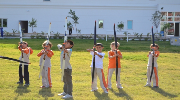 Antalya Okyanus Koleji Ortaokulu ve İlkokulu Öğrencileri Okçuluk Dersinde