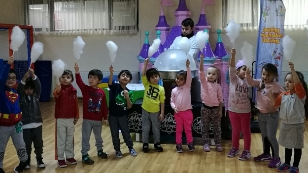 Avcılar İnciler Grubu Mad Science Etkinliğinde