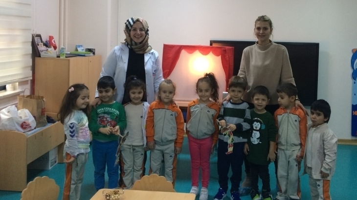 Avcılar Okyanus Koleji Okul Öncesi Deniz Yıldızı Grubu Öğrencileri Aile Katılım Etkinliğinde Hacivat Karagöz’ü izledi.