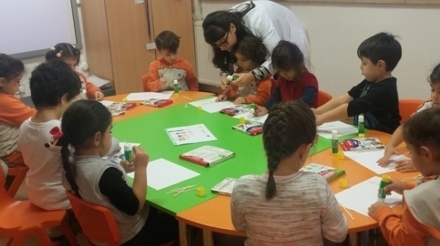 Bahçelievler Okul Öncesi Deniz Yıldızı Grubu Öğrencileri İngilizce Dersinde Aile Üyelerini Öğreniyor