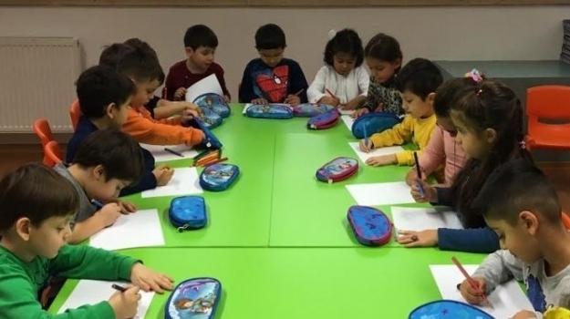 Bahçelievler Okul Öncesi Deniz Yıldızı Grubu Öğrencileri İngilizce dersinde Family (Aile) konusunu pekiştiriyor.