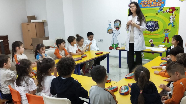 Bahçelievler Okul Öncesi Öğrencileri 29 Kasım 2019 Cuma Günü Merve Nur öğretmen rehberliğinde Mad Science Etkinliğine Katıldılar.