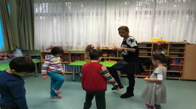 Bahçelievler Okyanus Koleji Okul Öncesi Minikleri Dans Dersinde