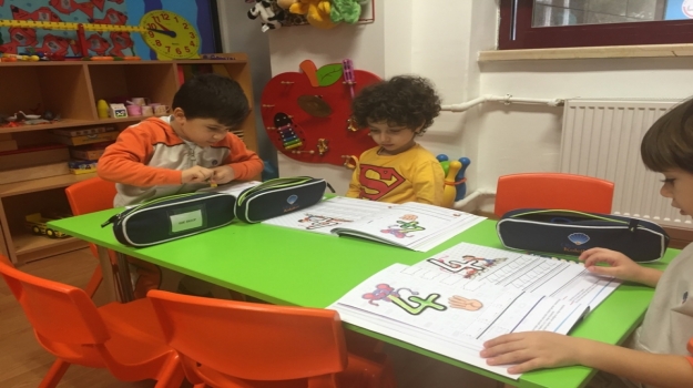 Bahçelievler Okyanus Okul Öncesi Balıklar Grubu Okuma Yazma Dersinde