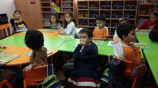 Bahçelievler Okyanus Okul Öncesi Gezegenler Grubu İngilizce Dersinde Yönleri Öğreniyor