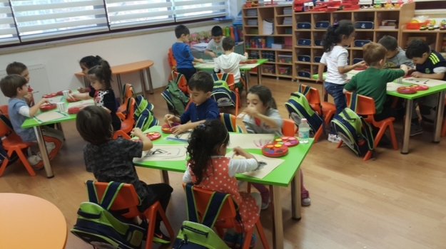 Bahçelievler Okyanus Okul Öncesi Gökkuşağı Grubu Sanat Etkinliği Dersinde
