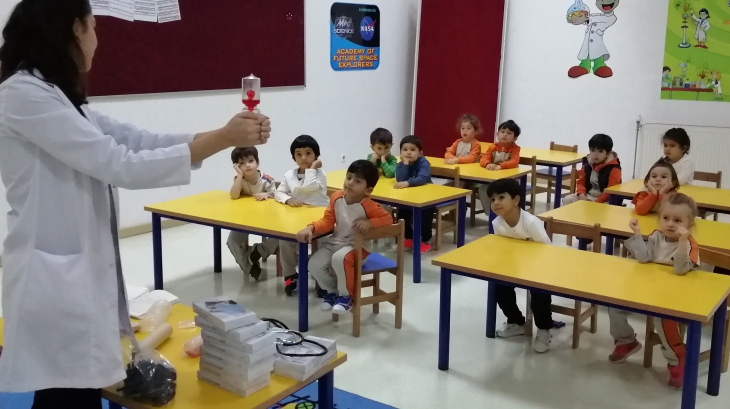 Bahçeşehir Çiçekler Grubu Mad Science Etkinliğinde