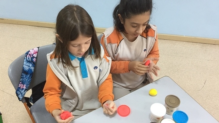 Bahçeşehir Okyanus Koleji Üstün Zekâlılar ve Yetenekliler İlkokulu 4-D Sınıfı Dünya’nın Katmanlarının Maketini Yaptılar.