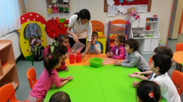 Bahçelievler Okyanus Okul Öncesi Balıklar Sınıfı 'Balıklar' Deneyi Yapıyor