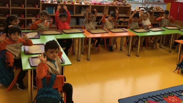 Beykent Okyanus Koleji Okul Öncesi Balıklar Grubu Sayı ve Şekiller Çalışması Yapıyor;