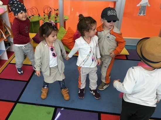 Beykent Okyanus Koleji Okul Öncesi Çiçekler Grubu Tak Takıştır Partisi Yapıyor