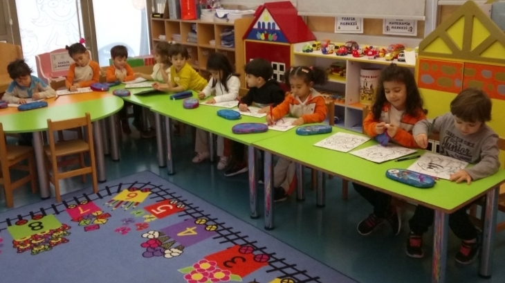 Beykent Okyanus Koleji Okul Öncesi Çiçekler Sınıfı Eğitici Oyun Dersinde