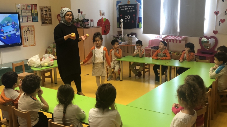 Beykent Okyanus Koleji  Okul Öncesi Gökkuşağı  Grubu Öğrencileri Aile Katılımı Etkinliğinde Küflenen Elmayı İnceliyor...