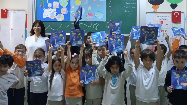 Beylikdüzü Özel Okyanus İlkokulu 2.Sınıf Öğrencileri Göz Kırpan Yıldız İsimli Hikaye Kitabının Yazarı ile Söyleşi Yaptılar
