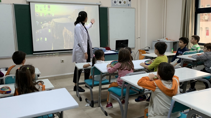 Bulutlar Grubu öğrencileri 31.10.2019 Perşembe günü, “ilk Öğretim “ etkinliği için ilkokul sınıfında yerlerini aldılar