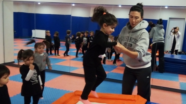 Okyanus Koleji İncek Kampüsü Okul Öncesi Çiçekler Sınıfı Beceri Koordinasyon Dersinde Trambolinde Eğlenceli Vakitler Geçirdi