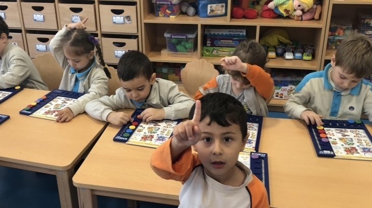Deniz Yıldızı Sınıfı Düşünce Becerileri dersinde ‘Akıllı Düğmeler’ Etkinliğini yaptılar.