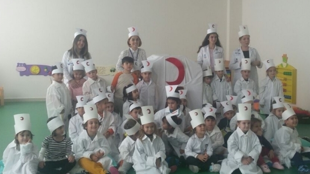 Eryaman Okul Öncesi Bölümü Öğrencileri ve Öğretmenleri Kızılay Haftası'nı Kutluyor