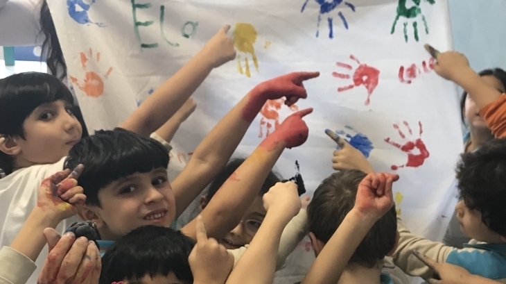 1. Sınıflar Parmak Boyasıyla Kelime Yazma Etkinliğinde