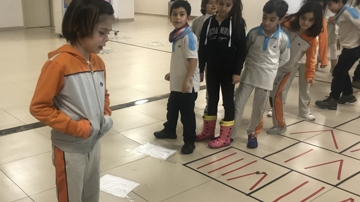Eryaman Okyanus Koleji İlkokul Kademesi Öğrencileri İngilizce Koridor Etkinliğinde