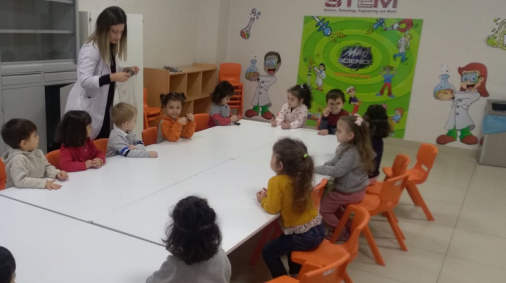 Eryaman Okyanus Koleji Okul Öncesi Kademesi Yagmur Grubu Öğrencileri  Mad Sciense ile tanıştılar.