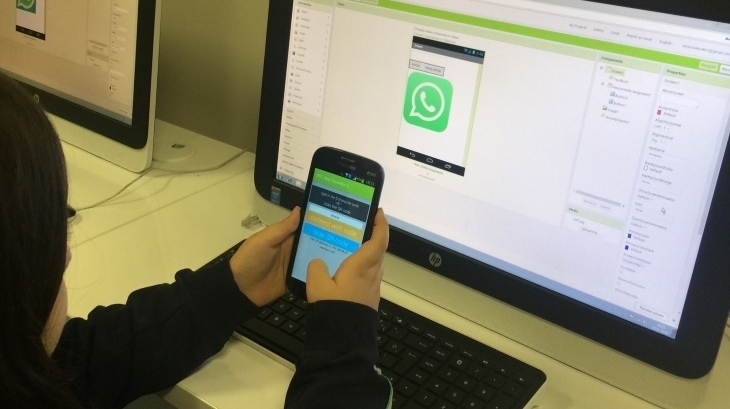 Eryaman Okyanus Koleji Ortaokul kulübü Öğrencilerimiz Appinventor  ile Android Mobil Uygulama Geliştirme dersinde kodluyor.