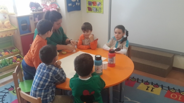 Fatih Okyanus Koleji Gökkuşağı Grubu Resim Dersinde