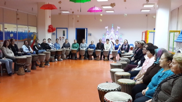 Güneşli Okyanus'ta Balkan Türkleri Kadınları İle Djembe Etkinliği