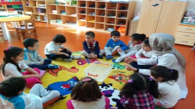 Güneşli Okyanus Anaokulu Yunuslar Grubu Suyun Kaldırma Kuvvetini Öğreniyor