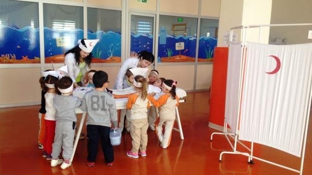 Güneşli Okyanus Koleji Çiçekler Grubu Kızılay Haftasını Kutluyor