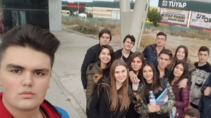 Lise Öğrencileri Tüyap Kitap Fuarında